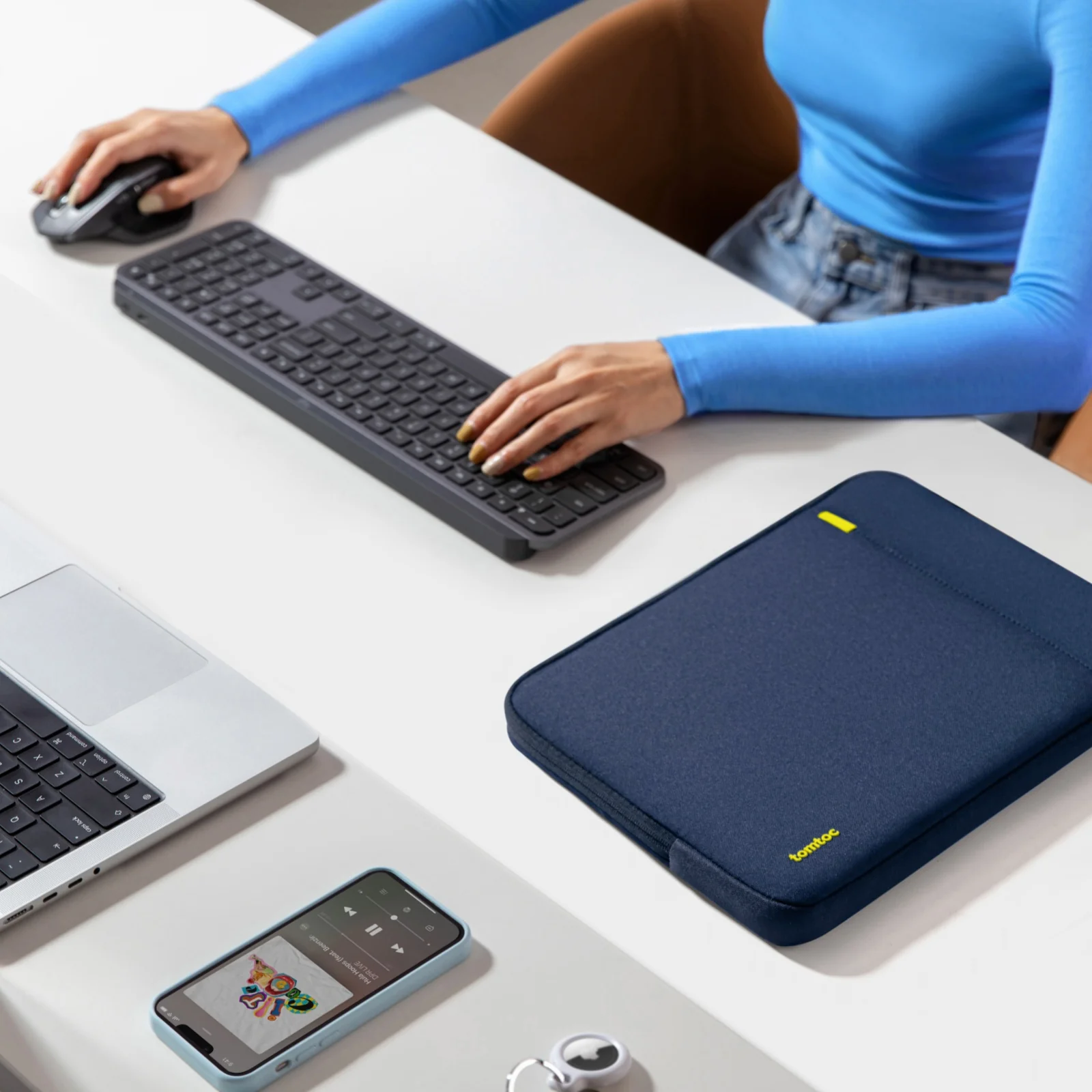 Defender-A13 Laptop Sleeve for 16 inch MacBook Pro - Image 39