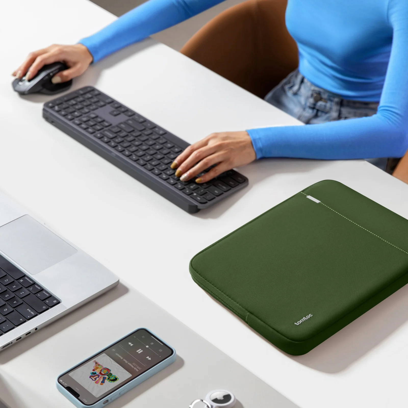 Defender-A13 Laptop Sleeve for 16 inch MacBook Pro - Image 13